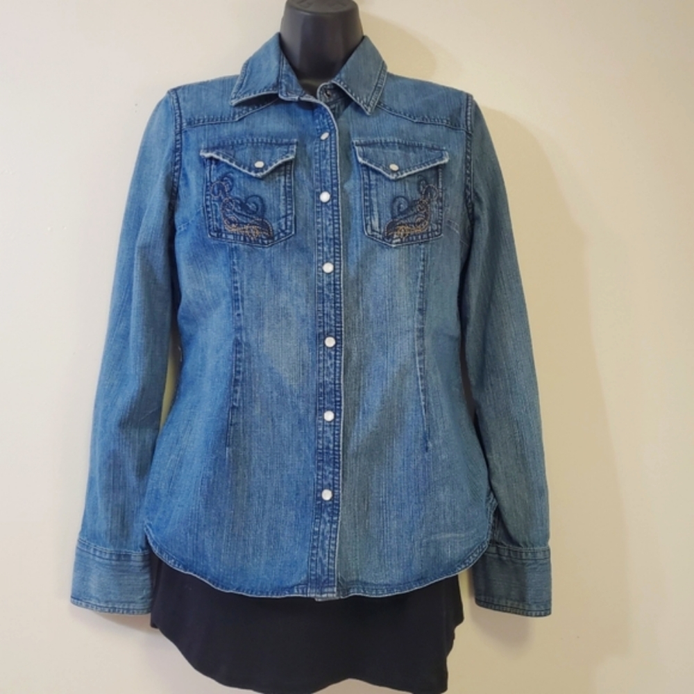 Eddie Baurer Tailored Denim Top with Pearl Snaps. Size S